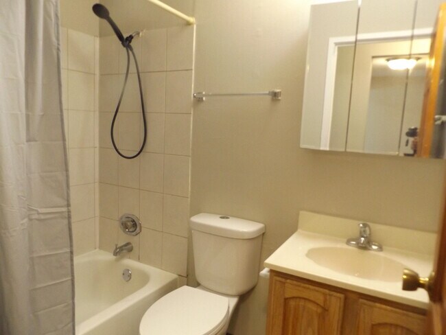 Building Photo - 710 W Huntington Commons Rd