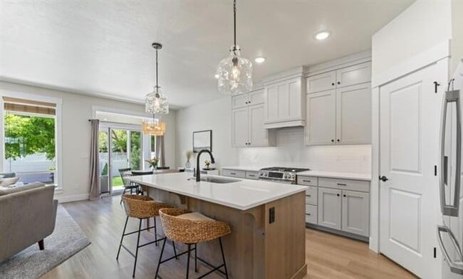 Building Photo - 4 Bedroom Home - Meridian