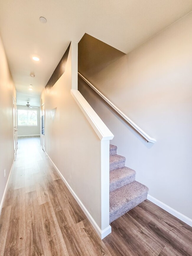 Building Photo - Newly Built Townhome 3bd 2.5ba