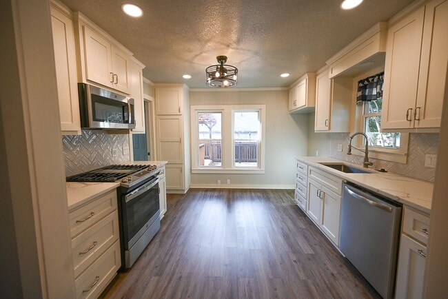 Building Photo - Charming 3 Bed 2 Bath - 1400 SQFT Decatur TX