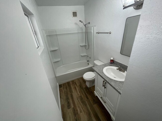 Building Photo - Classic 3Bed/2Bath single story home located near Boulder Highway