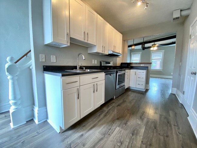 Building Photo - 2335 Sarah St