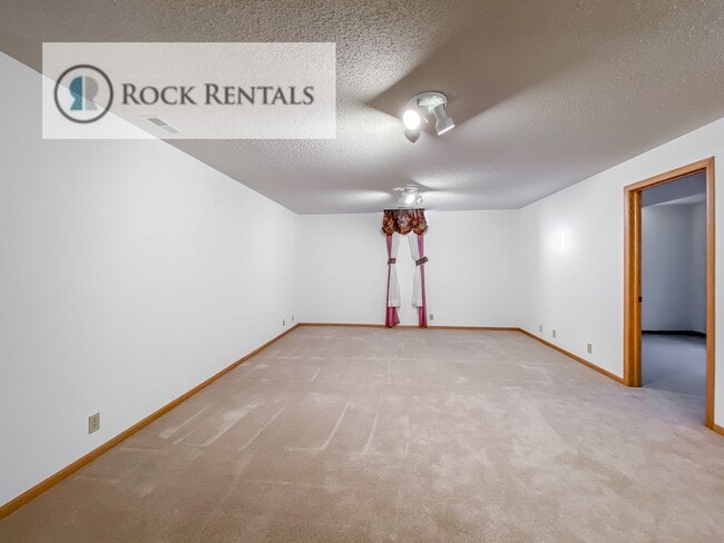 Building Photo - 14 Des Moines Ave