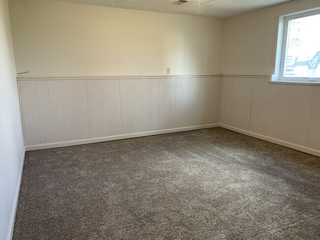 Building Photo - 800 Vassar Cir