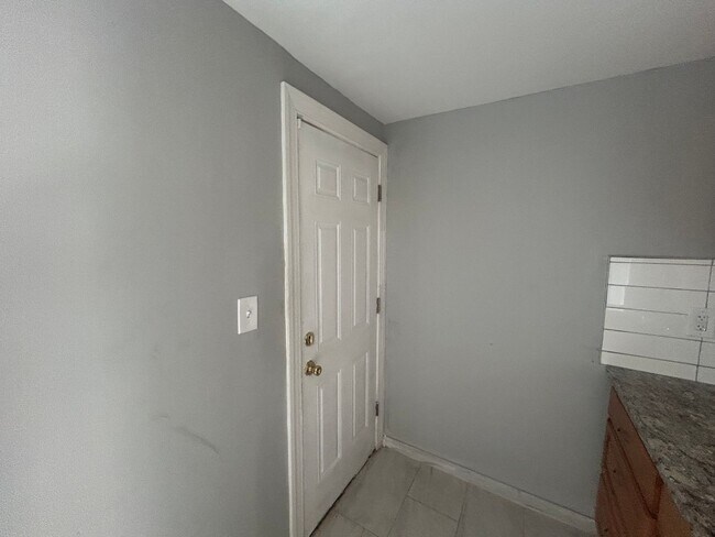 Building Photo - Nice 2Br house with or without voucher