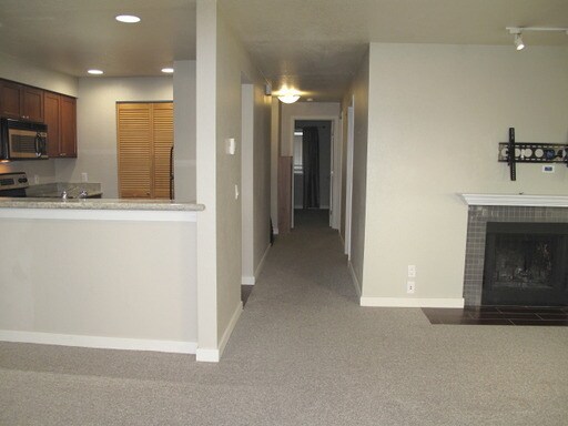 Building Photo - Modern condo near downtown Seattle! Parkin...