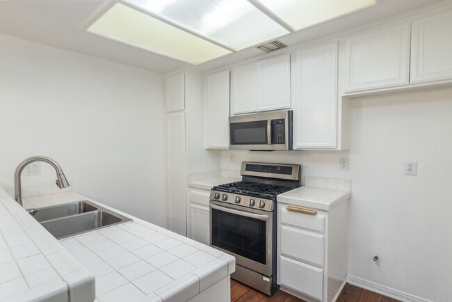 Building Photo - 16940 Chatsworth St