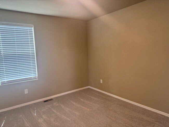 Building Photo - Living by the Lake! 3 bed, 2.5 bath, 3 car...