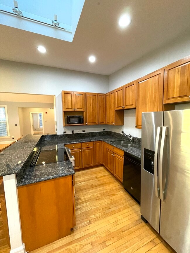 Building Photo - 943 Maple Ave