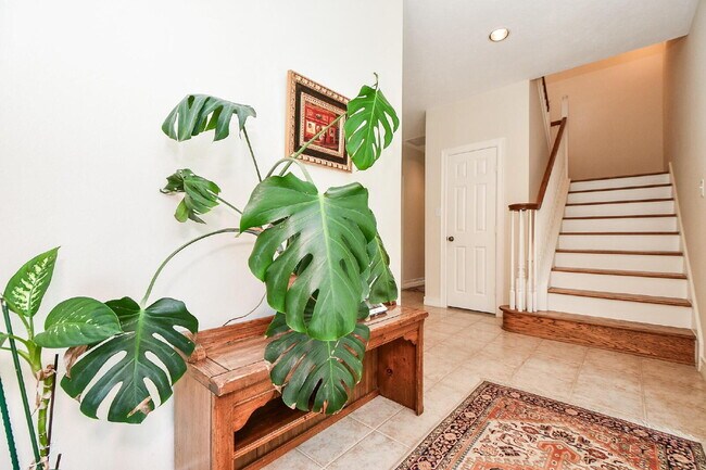 Building Photo - Furnished Montrose rental close to everyth...