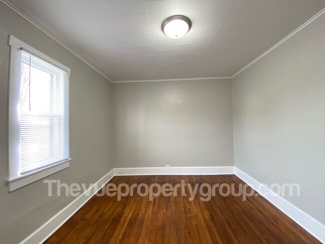 Building Photo - Fully Remodeled 2 bedroom Beauty with Spac...