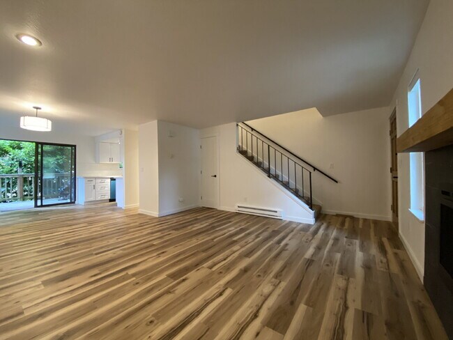 Building Photo - Spacious 3-Bedroom Remodeled Townhome in F...