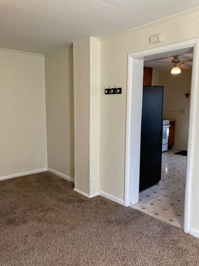 Building Photo - Three Bedroom Single-Family Home Close To ...