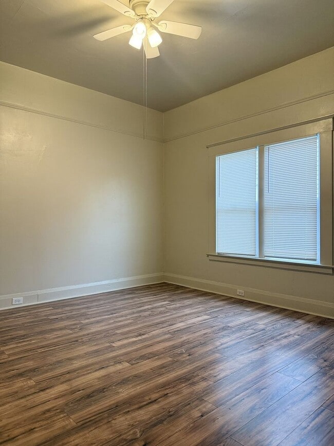 Building Photo - Endearing 2/1 Available Now!!!