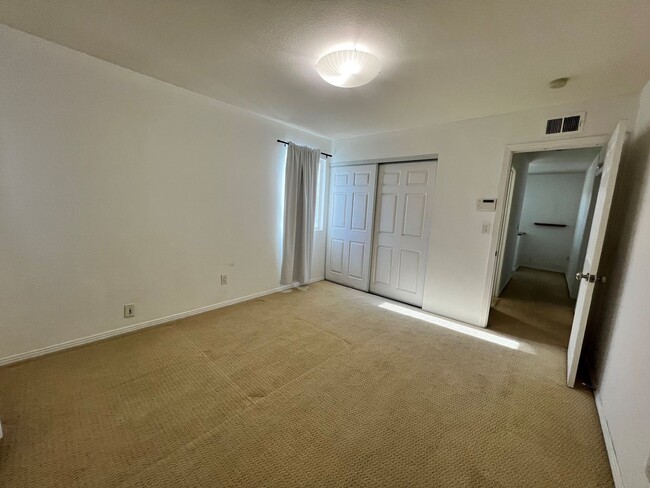Building Photo - 3 Bedroom 1.5 Bathroom in Torrance