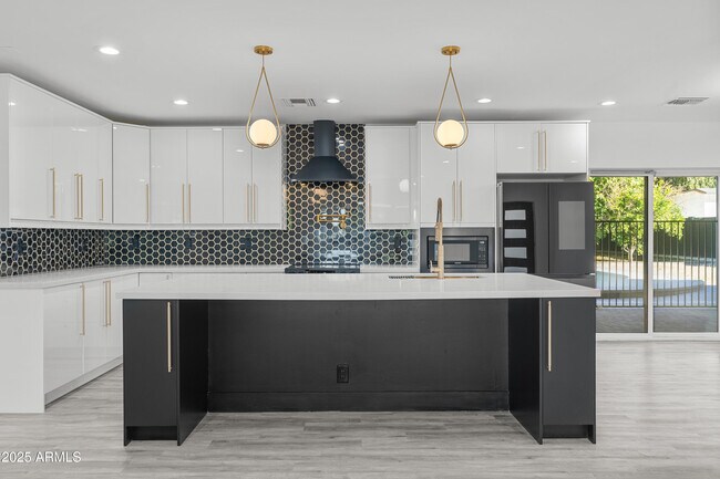 Building Photo - 2502 E Whitton Ave