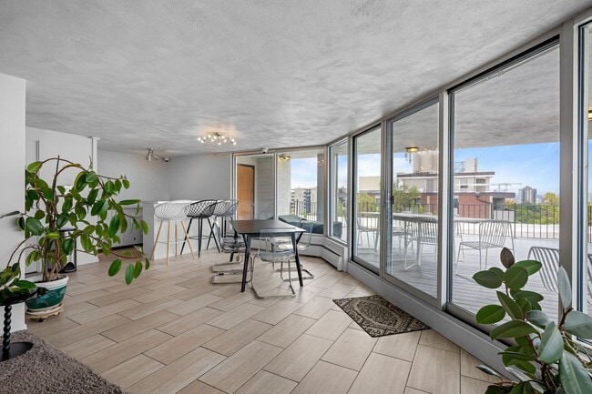 Building Photo - Gorgeous apartment in Cheesman Park!