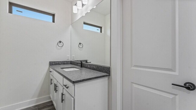 Building Photo - "Charming 3-Bedroom Retreat with Granite Elegance & Cozy Fireplace in Farmington!"