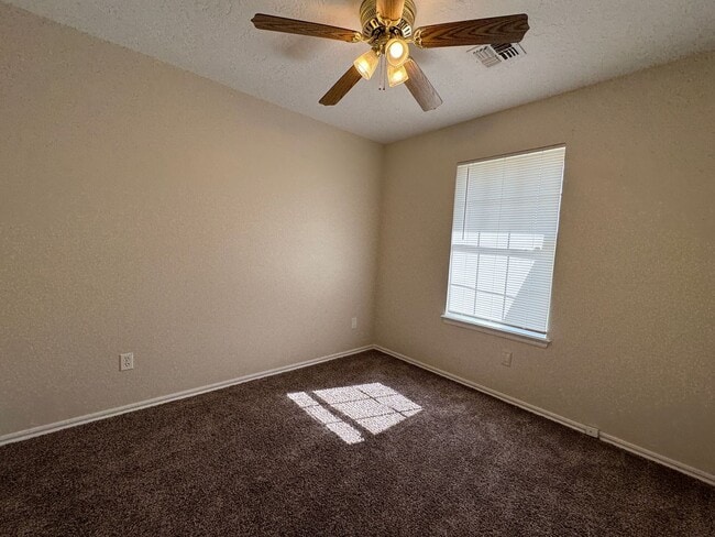 Building Photo - 4010 SE Camelot Dr