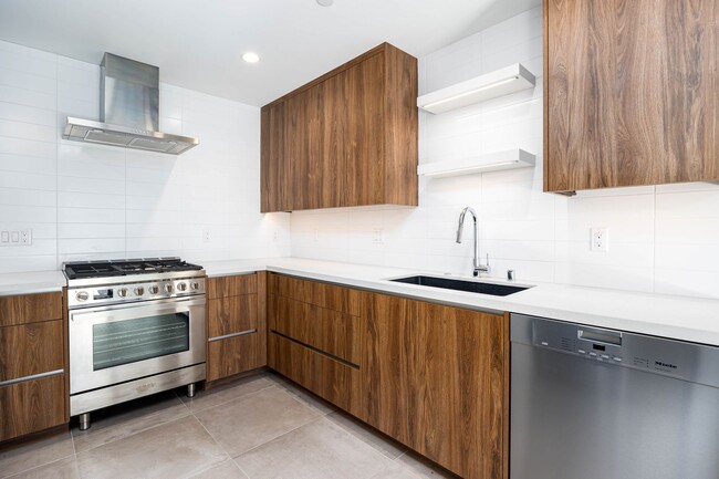 Building Photo - Gorgeous 2 bedroom 2 bath twin home just b...