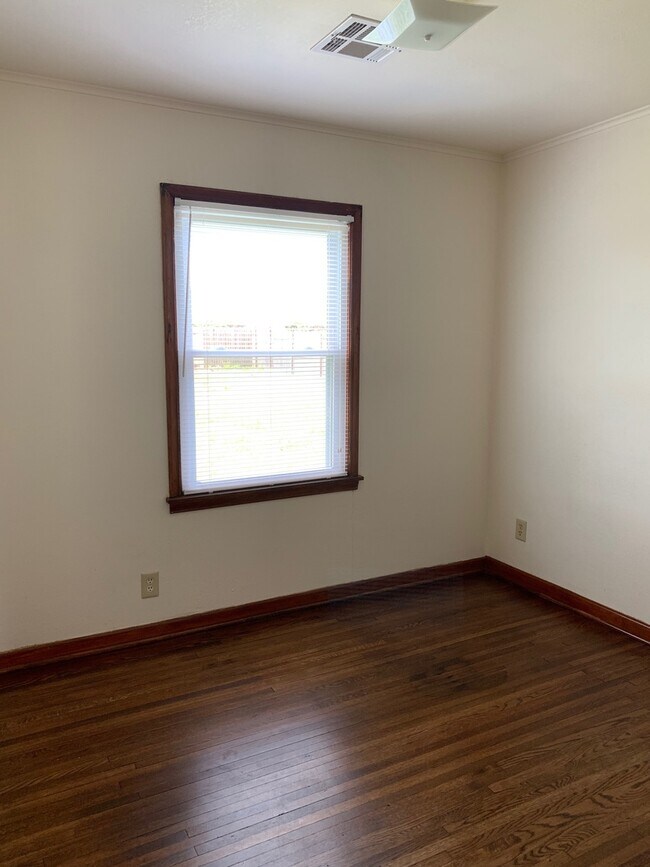 Building Photo - Adorable 3 Bd 1 ba w/ garage