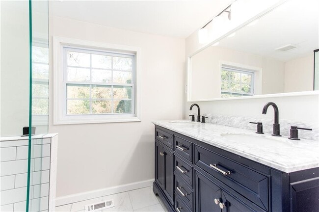 Building Photo - 1665 Beecher St SW