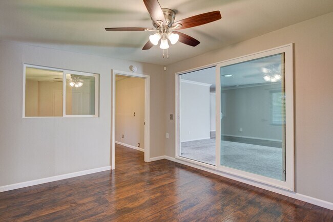 Building Photo - 4 bedroom 2 bath home