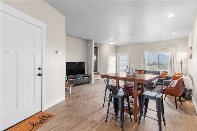 Building Photo - 475 175