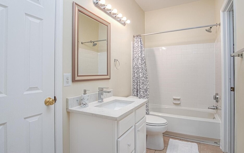 Private Full Bath - 1179 Cypress Tree Pl