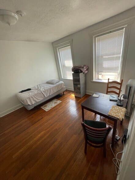 Building Photo - 380 Riverway