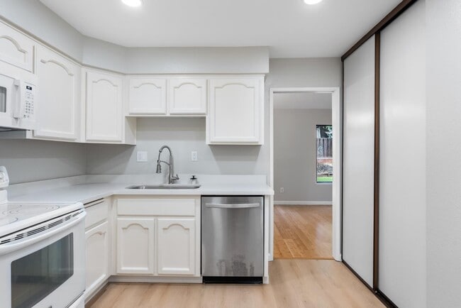 Building Photo - 922 Jungfrau Ct