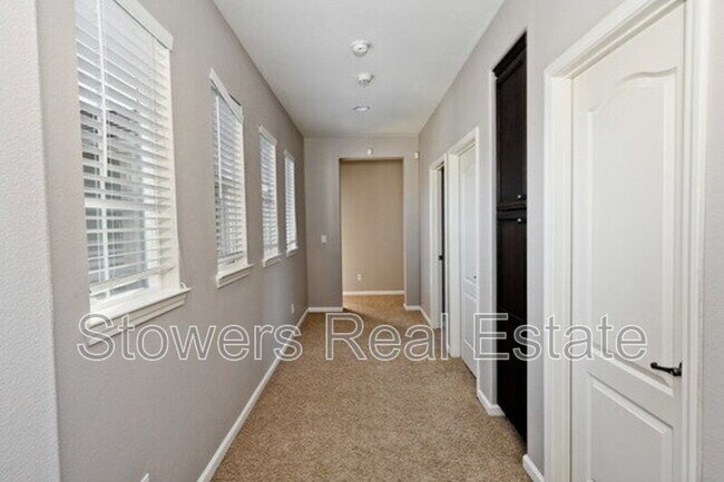 Building Photo - 630 Bond Ct