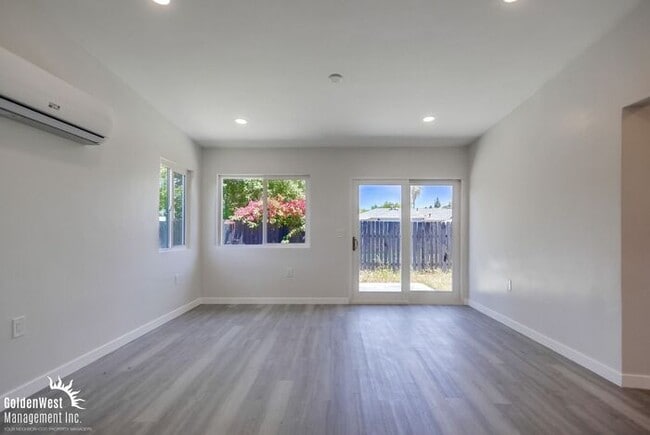 Building Photo - Remodeled 2Bdm 1Ba Apartment with Spacious...