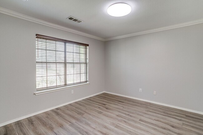 Building Photo - 2875 Grandview Dr