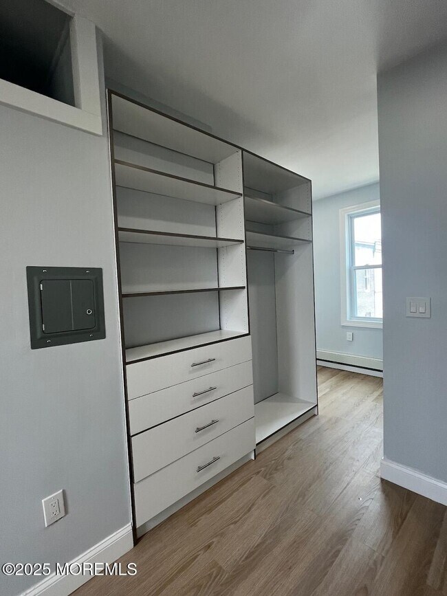 Building Photo - 201 Lareine Ave