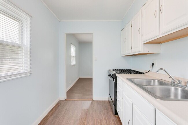 Building Photo - 402 E Chippewa Ave