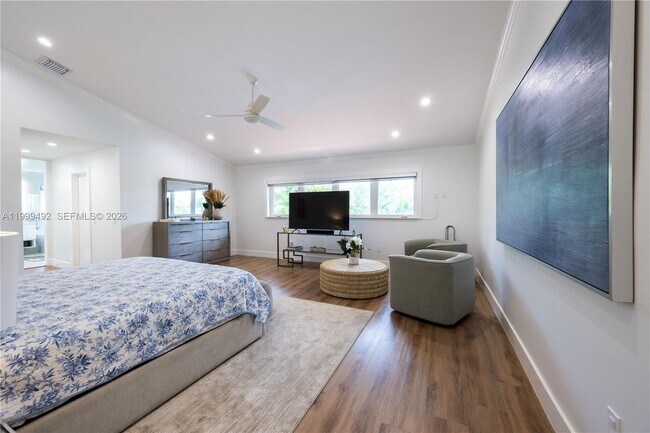 Building Photo - 7125 Los Pinos Blvd