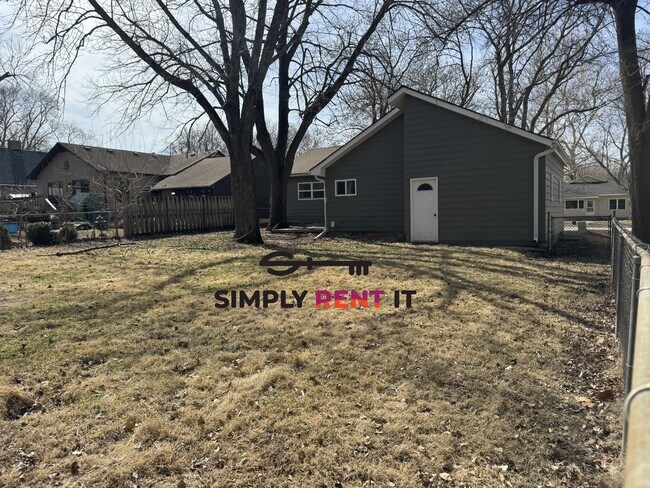 Building Photo - Updated 3+ Bedroom, 1.5 Bath Avail Aug 1st