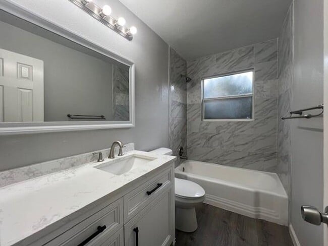 Building Photo - 304 N Oak St