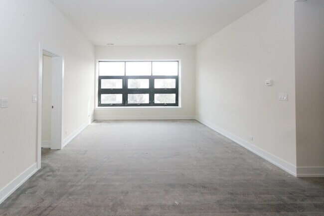 Building Photo - 4300 W Montrose Ave