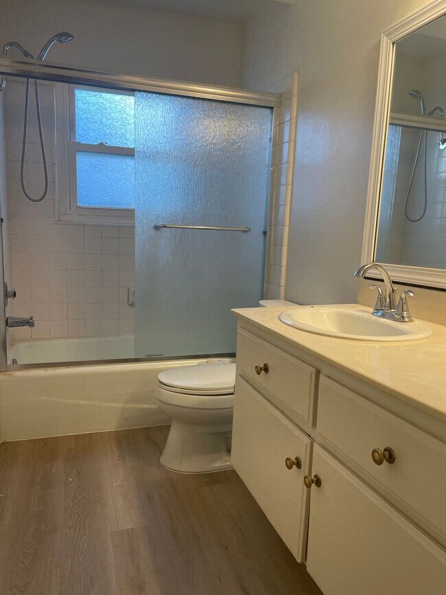 Building Photo - Gorgeous 4 Bedroom 2 Bathroom Home with Lo...