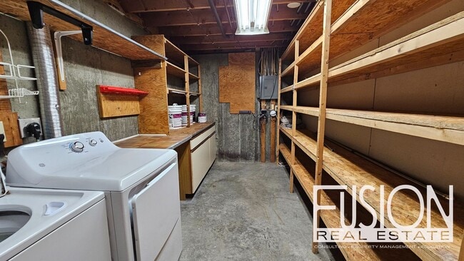 Building Photo - Bright, Spacious End-Unit Townhome in Prem...