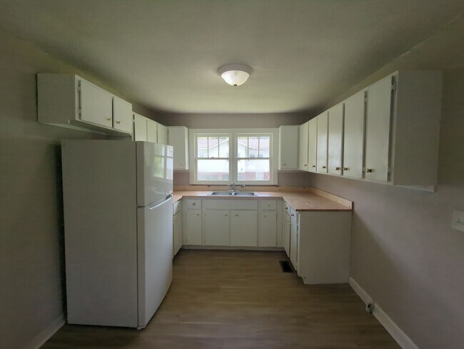 Building Photo - 116 2nd St