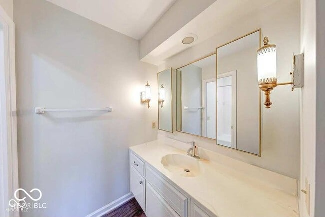 Building Photo - 5525 Roxbury Terrace