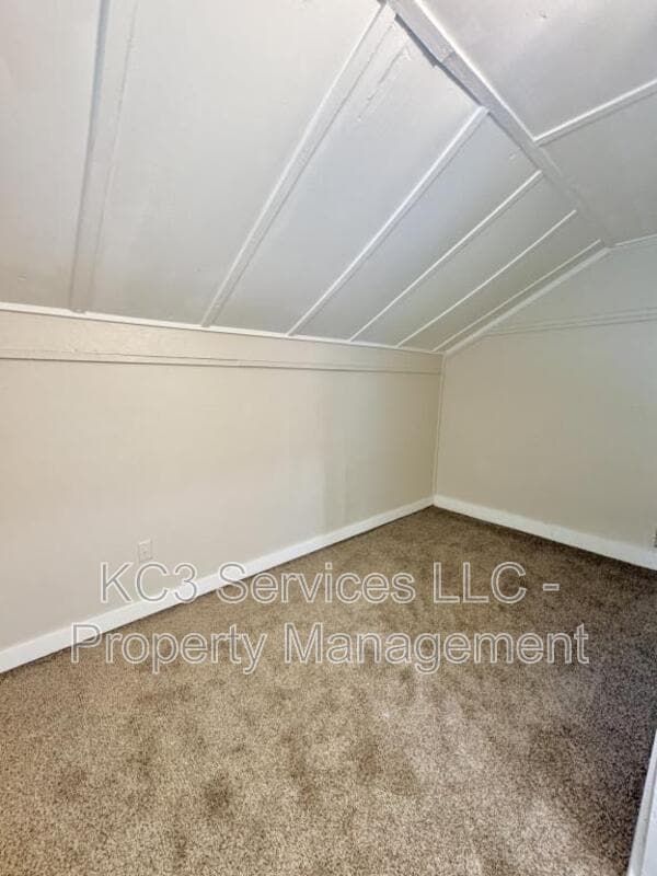 Building Photo - 2215 E 81 St