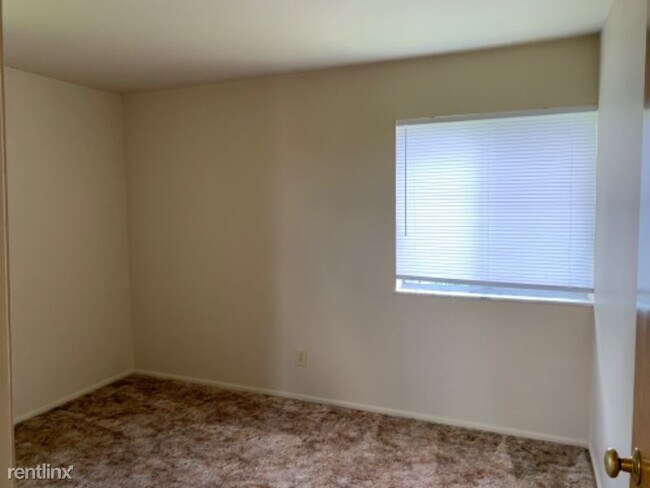 Building Photo - 240 Hillcrest Dr