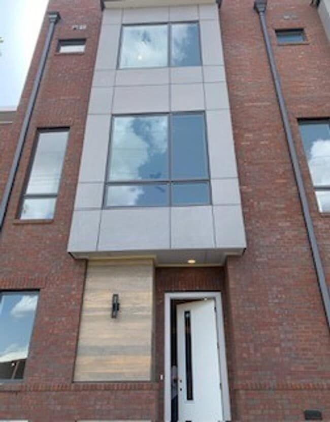 Building Photo - Stunning 3BE/3.5BA brownstone in the heart...