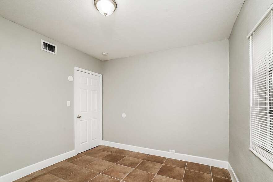 Building Photo - 16401 NW 21st Ave