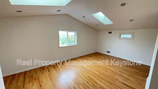 Building Photo - 1026 Mirror St