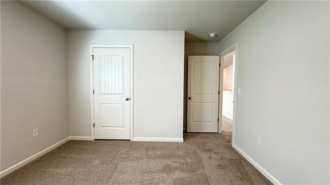 Building Photo - 569 King Vlg